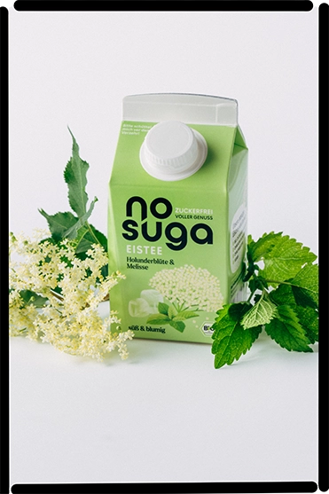 nosuga-Sorte Holundeblüte und Melisse vor weißem Hintergrund zusammen mit den jeweiligen Zutaten.
