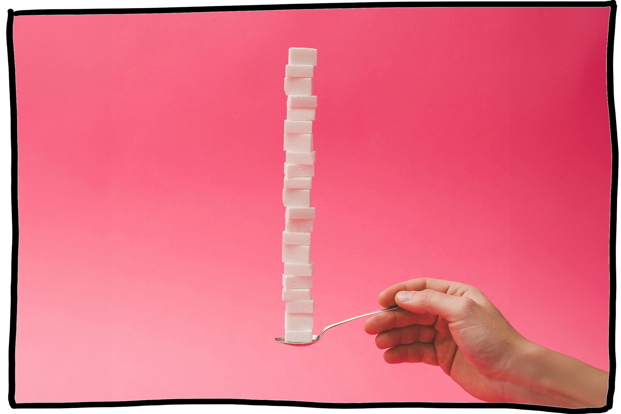 Eine Hand, die ein Löffel hält auf dem 21 Zuckerwürfel gestarpelt sind.