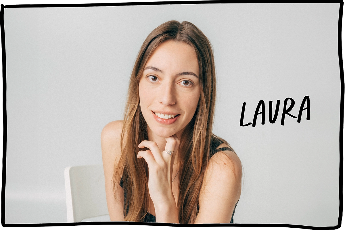 Eine Mitarbeiterin von nosuga steht mit verschränkten Armen vor weißem Hintergrund und lacht in die Kamera. Ihr Name steht auf dem Bild: Laura.