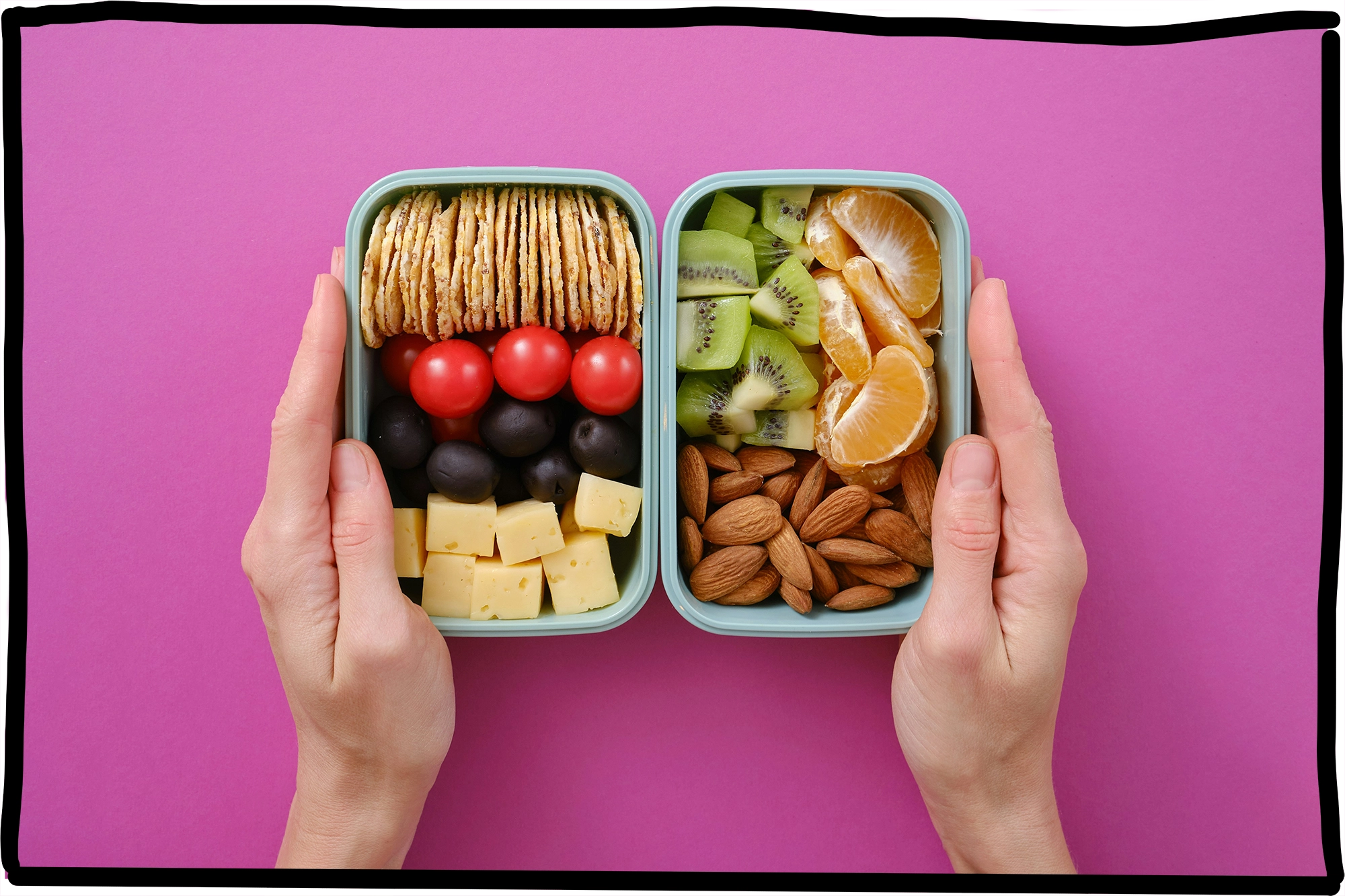 Eine Brotbox von oben mit gesundem Essen als Inhalt