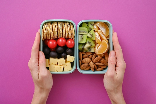 Eine Brotbox von oben mit gesundem Essen als Inhalt